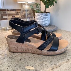 Baretraps “Finna” Women's Black Strappy Sandals Size 9 Comfort Wedge